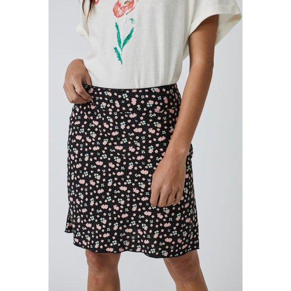 Free People Dresses & Skirts - 🎉LAST CHANCE🎉 FREE PEOPLE IRL Midi Skirt / Black Combo